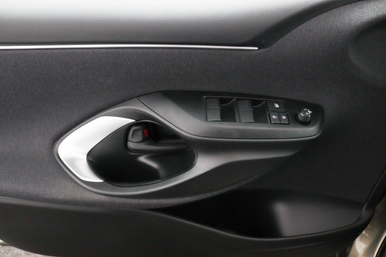 Toyota Yaris - 1.5 Hybrid 115 First Edition | Stoelverwarming | 29