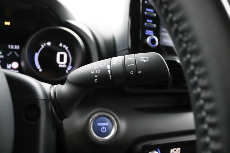 Toyota Yaris - 1.5 Hybrid 115 First Edition | Stoelverwarming | 32
