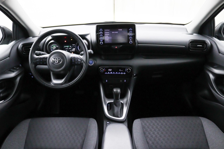 Toyota Yaris - 1.5 Hybrid 115 First Edition | Stoelverwarming | 7