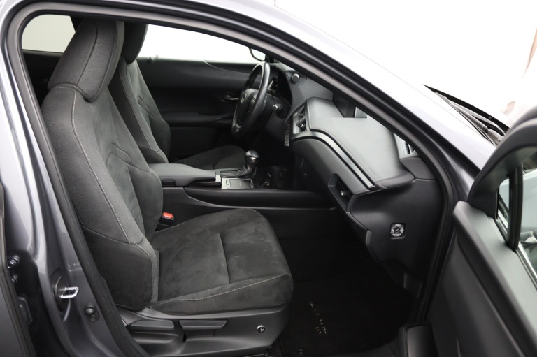 Lexus UX - 250h Preference Line 21