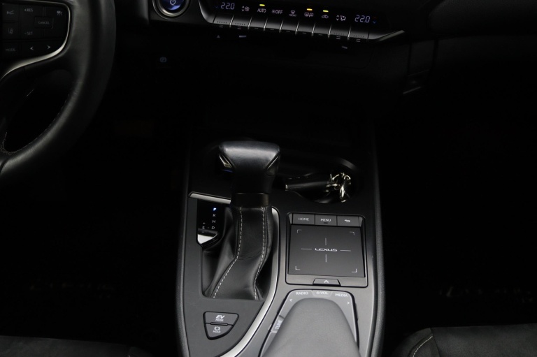 Lexus UX - 250h Preference Line 26