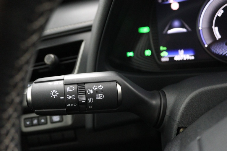 Lexus UX - 250h Preference Line 29