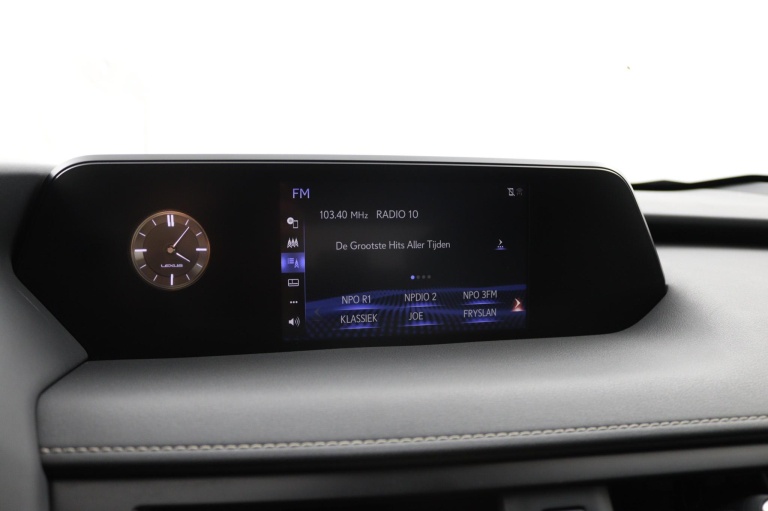 Lexus UX - 250h Preference Line 42