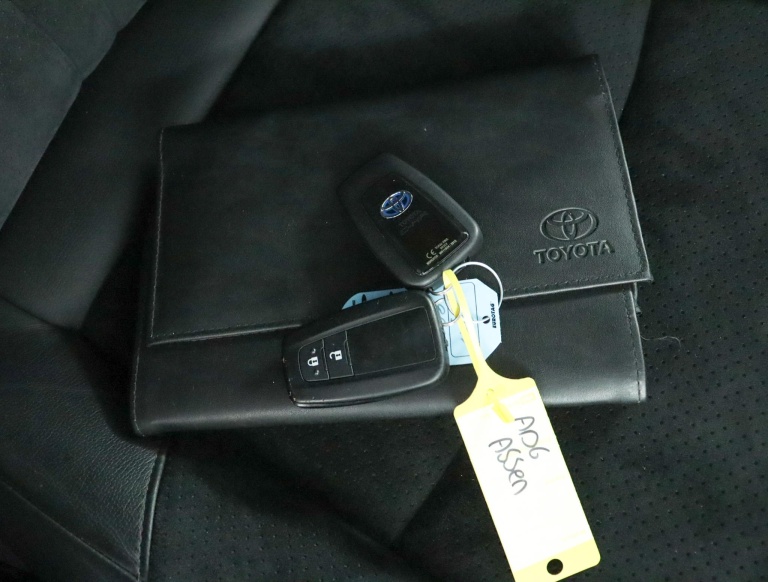 Toyota C-HR - 2.0 Hybrid Bi-Tone 11