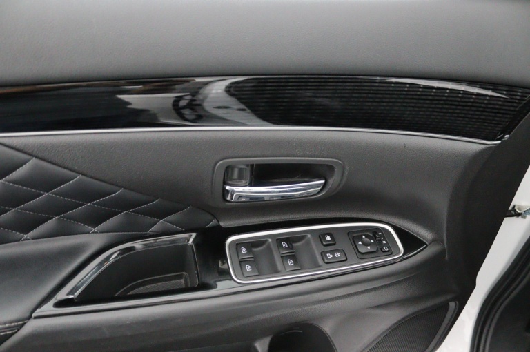 Mitsubishi Outlander - 2.4 PHEV Instyle 28