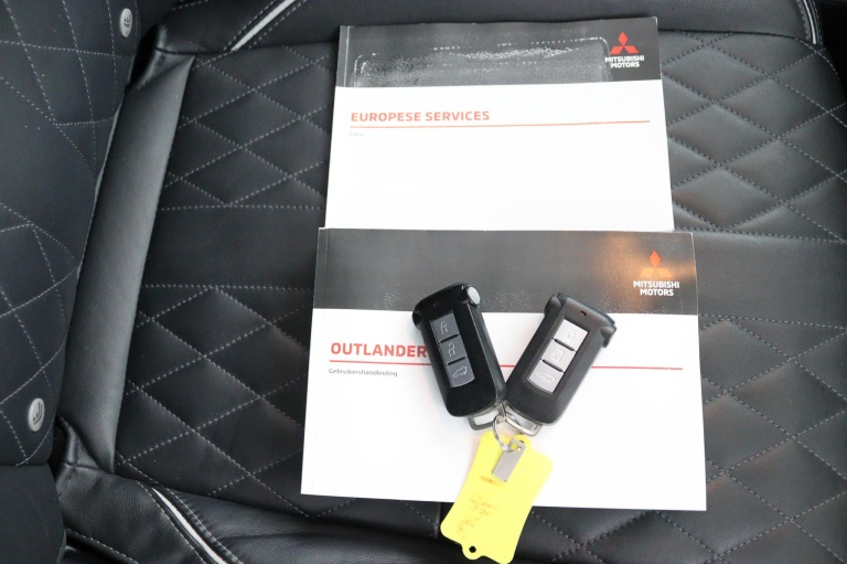 Mitsubishi Outlander - 2.4 PHEV Instyle 9