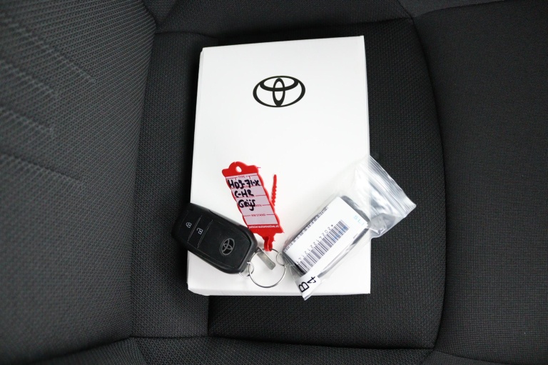 Toyota C-HR - 2.0 Plug-in Hybrid 220 Dynamic 23