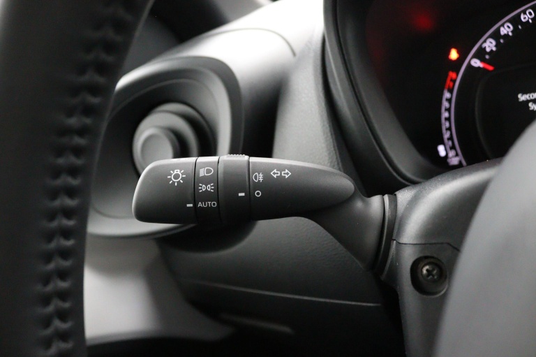 Toyota Aygo X - 1.0 VVT-i MT Play 28