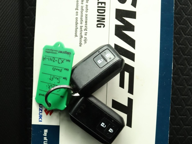 Suzuki Swift - 1.0 Stijl Smart Hybrid