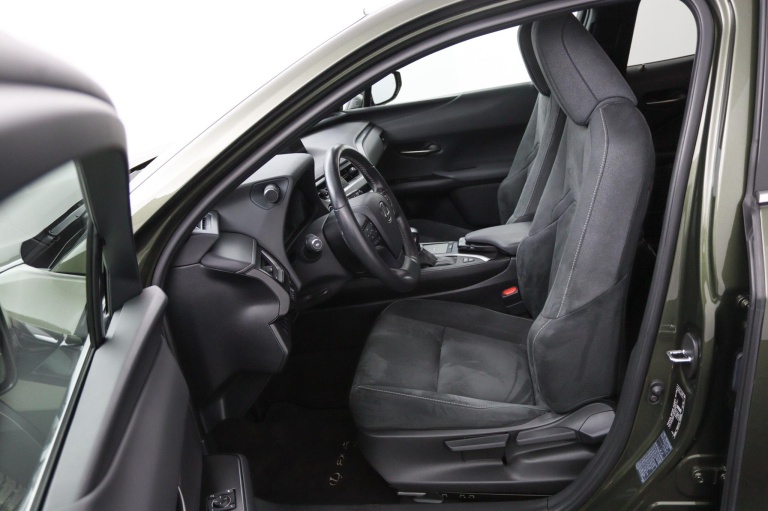 Lexus UX - 250h Preference Line 17