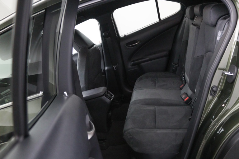 Lexus UX - 250h Preference Line 18