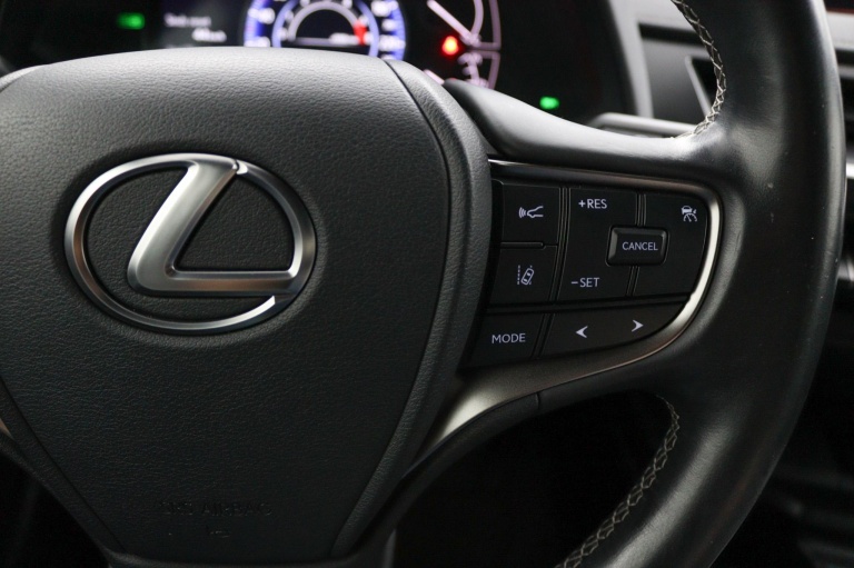 Lexus UX - 250h Preference Line 21