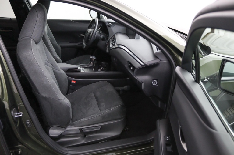 Lexus UX - 250h Preference Line 22