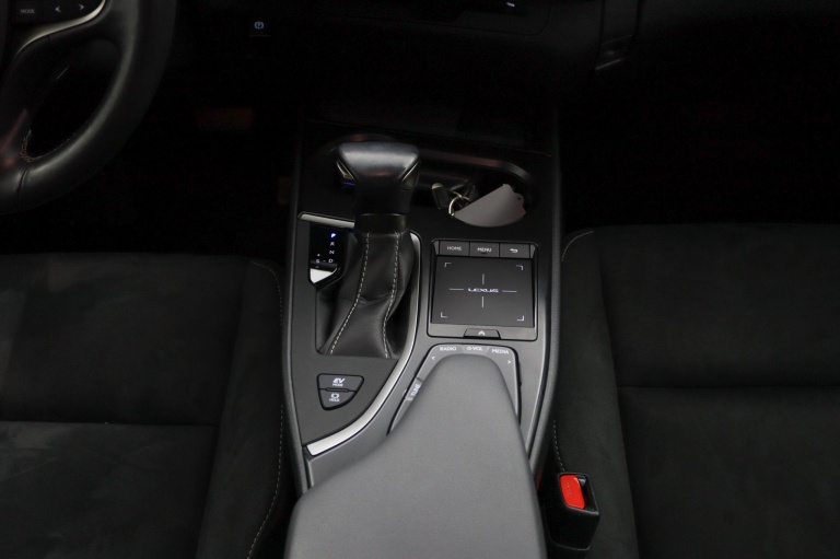 Lexus UX - 250h Preference Line 27