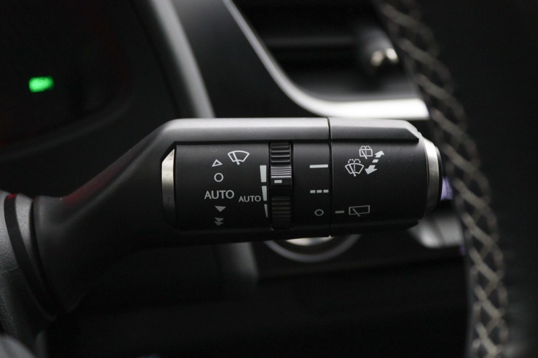 Lexus UX - 250h Preference Line 31