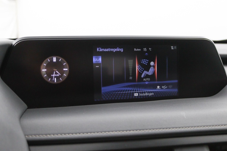 Lexus UX - 250h Preference Line 43