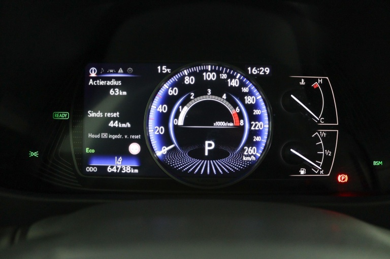 Lexus UX - 250h Preference Line 6