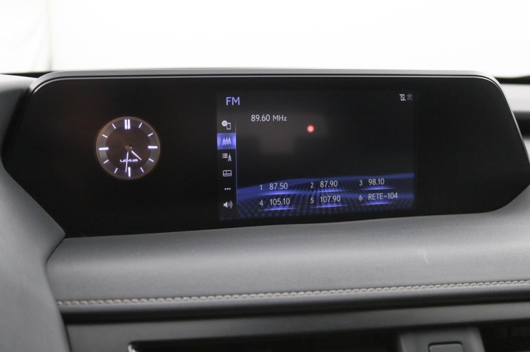 Lexus UX - 250h Preference Line 8