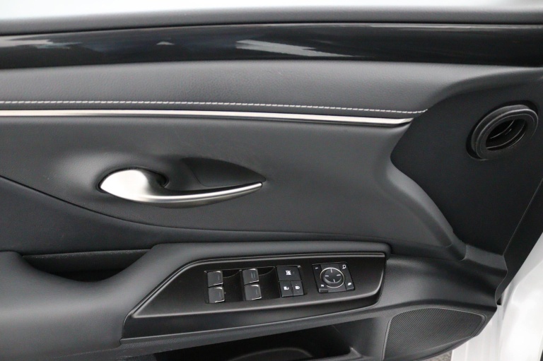 Lexus ES - 300h Preference Line Business 26