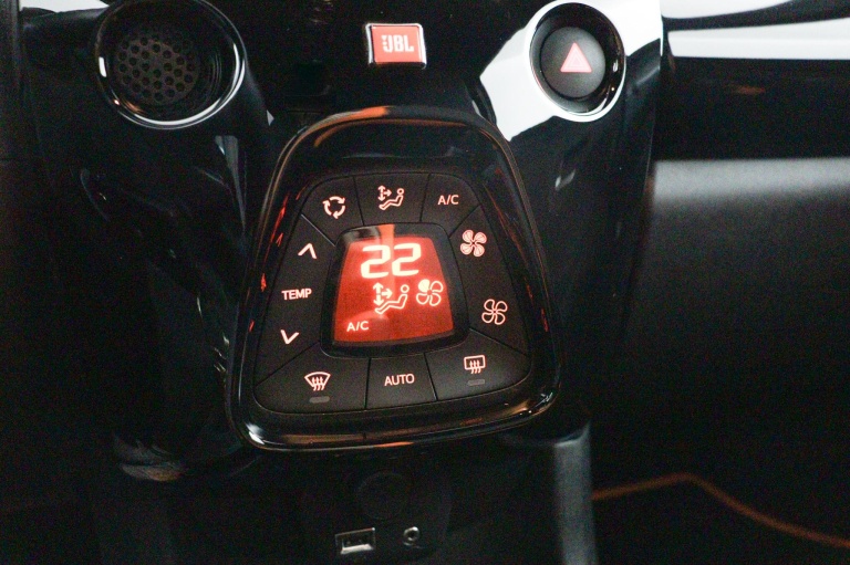 Toyota Aygo - 1.0 VVT-i x-JBL 7