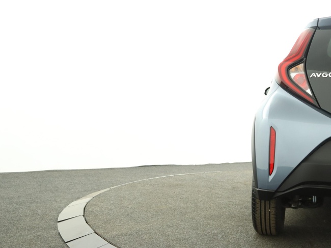 Toyota Aygo X - 1.0 VVT-i MT Play