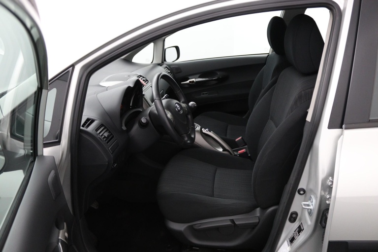 Toyota Auris - 1.6-16V Sol Business 16