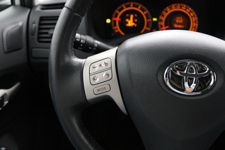 Toyota Auris - 1.6-16V Sol Business 18