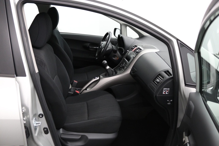 Toyota Auris - 1.6-16V Sol Business 21