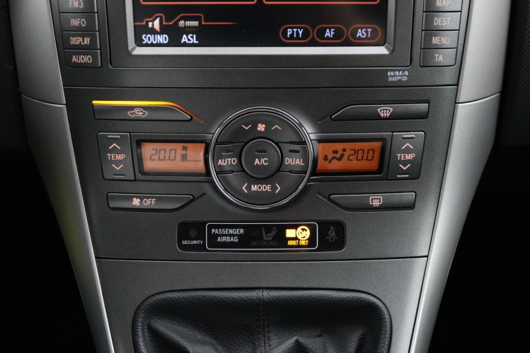 Toyota Auris - 1.6-16V Sol Business 7