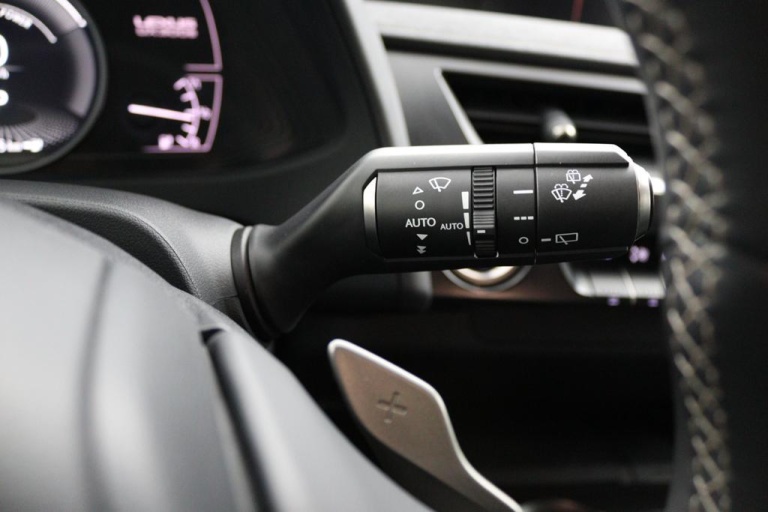 Lexus UX - 300e Business 54 kWh 28
