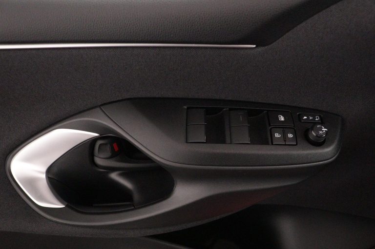 Toyota Yaris - 1.5 Hybrid Executive Limited 28