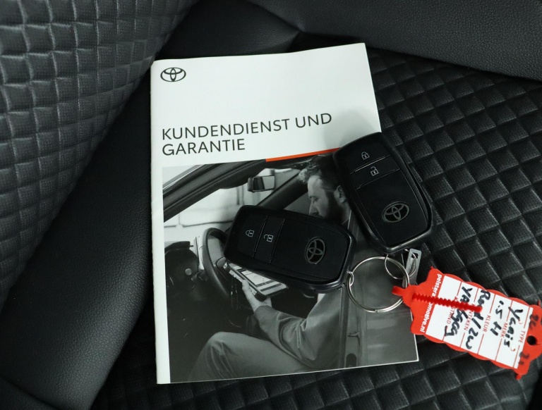 Toyota Yaris - 1.5 Hybrid Executive 11