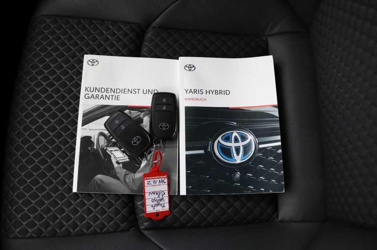 Toyota Yaris - 1.5 Hybrid Executive Sport 11