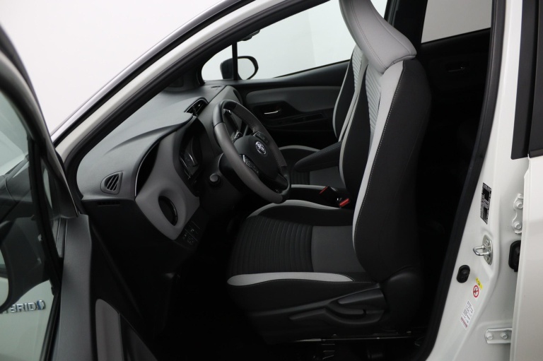 Toyota Yaris - 1.5 Hybrid Dynamic 17