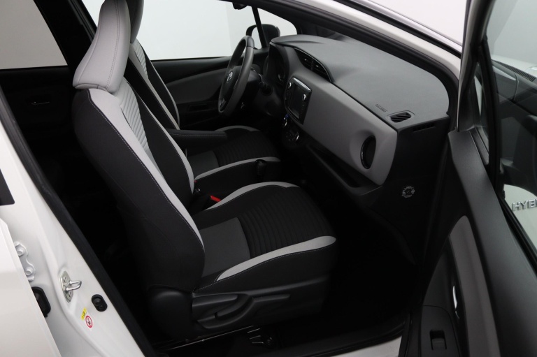 Toyota Yaris - 1.5 Hybrid Dynamic 22