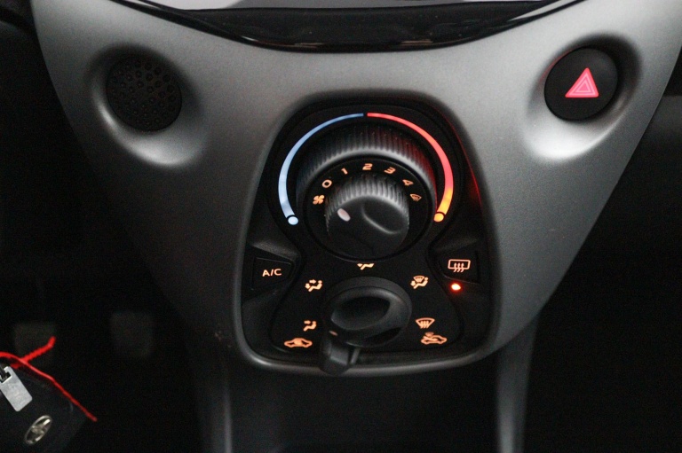 Toyota Aygo - 1.0 VVT-i x-play 7