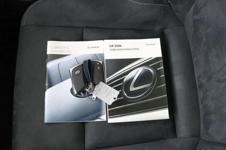 Lexus UX - 250h Preference Line 11