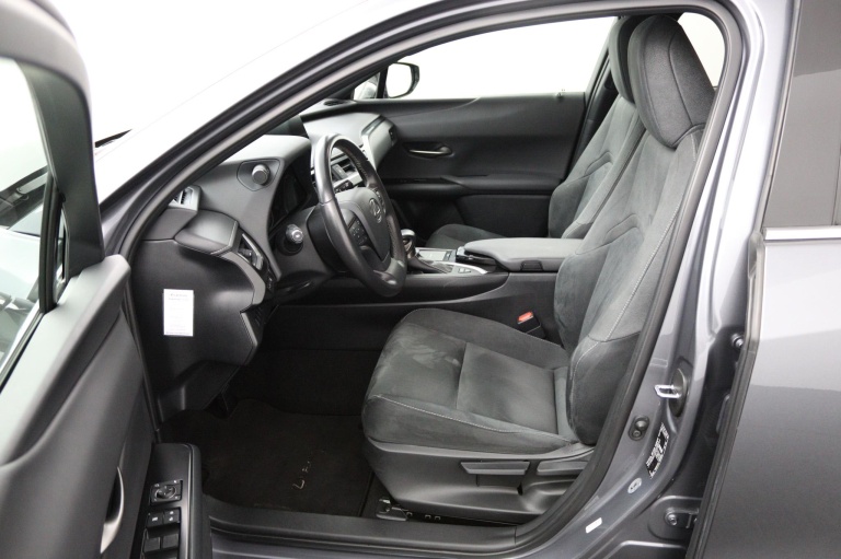 Lexus UX - 250h Preference Line 17