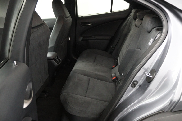 Lexus UX - 250h Preference Line 18