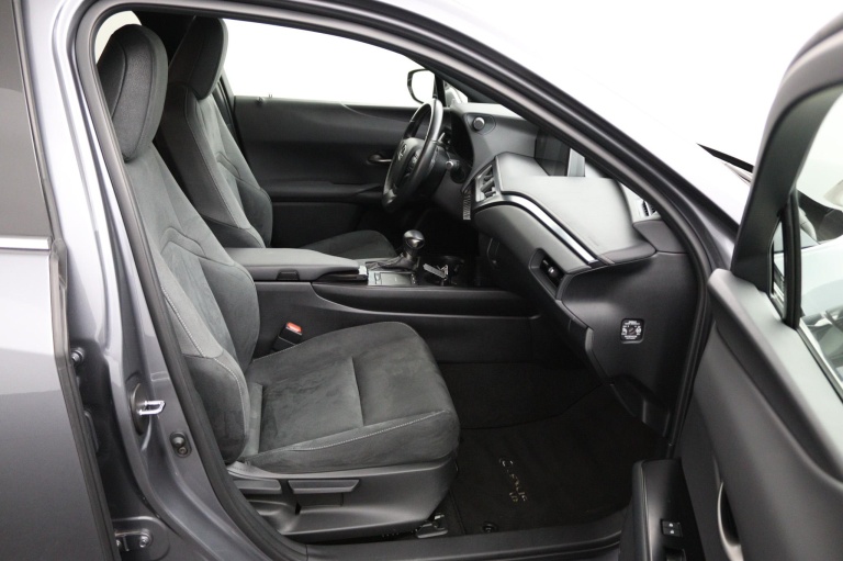 Lexus UX - 250h Preference Line 22