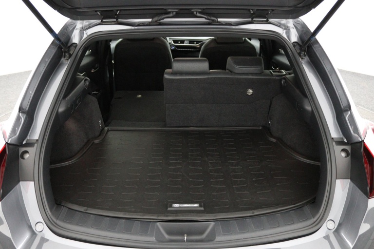 Lexus UX - 250h Preference Line 24