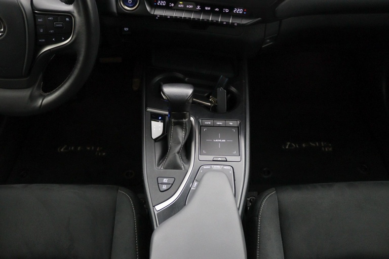 Lexus UX - 250h Preference Line 26