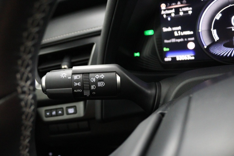 Lexus UX - 250h Preference Line 29