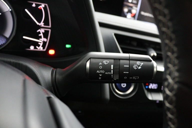 Lexus UX - 250h Preference Line 30