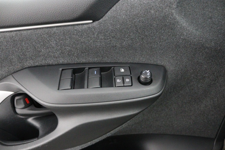 Toyota Yaris - 1.5 Hybrid Dynamic 28