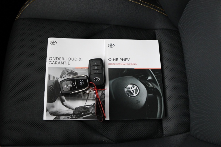 Toyota C-HR - 2.0 Plug-in Hybrid 220 Première Edition 11