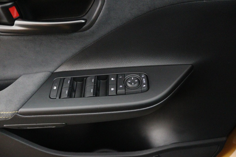 Toyota C-HR - 2.0 Plug-in Hybrid 220 Première Edition 28