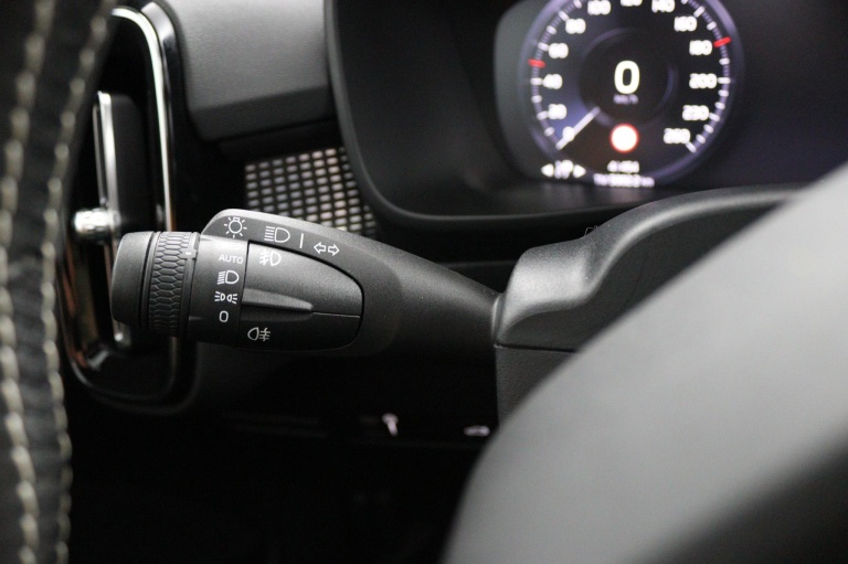 Volvo XC40 - 2.0 B4 R-Design 16