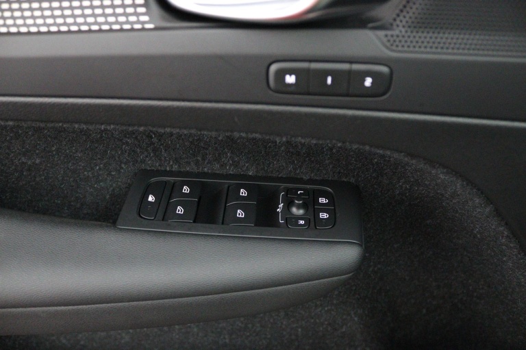 Volvo XC40 - 2.0 B4 R-Design 33