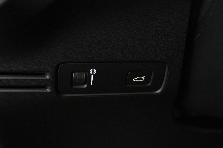 Volvo XC40 - 2.0 B4 R-Design 34